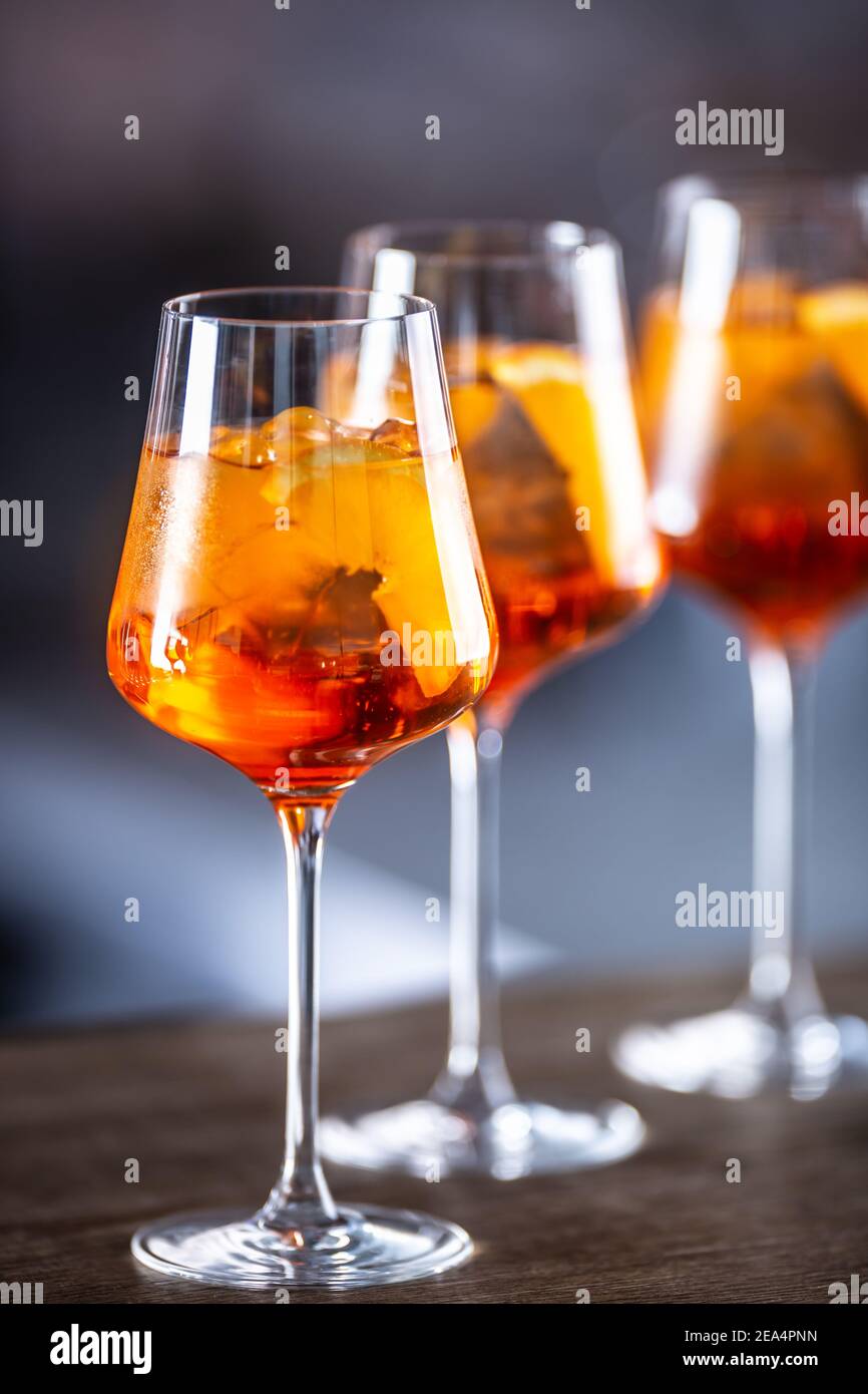 Typisches Sommersekt aperol Spritz serviert in Weingläsern mit aperol,  Prosecco, Soda und einer Scheibe Orange Stockfotografie - Alamy