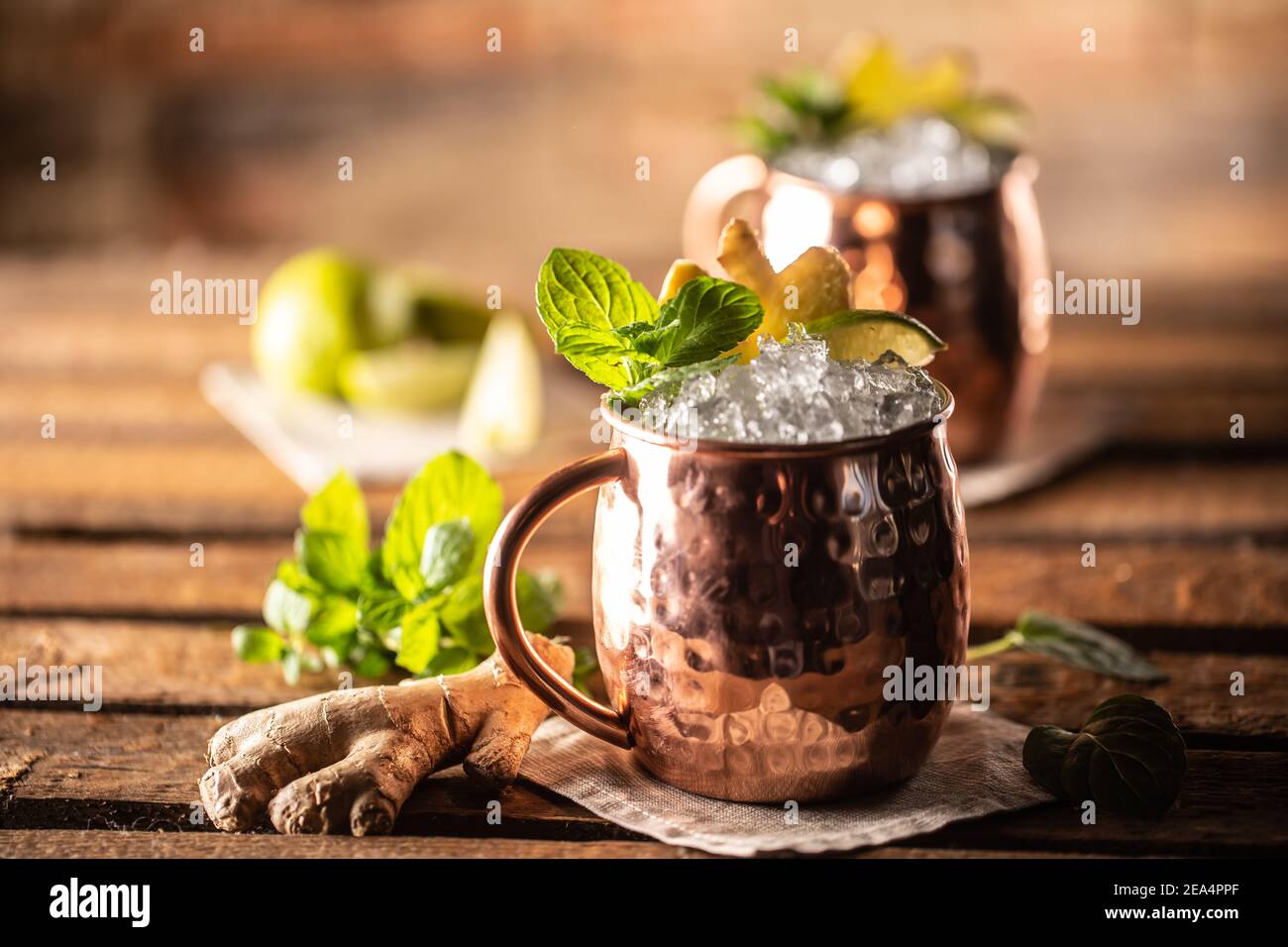 Moscow Mule Highball Cocktail und ein langer Wodka Drink mit frischer Limette, Ingwer Bier und Minze. Stockfoto