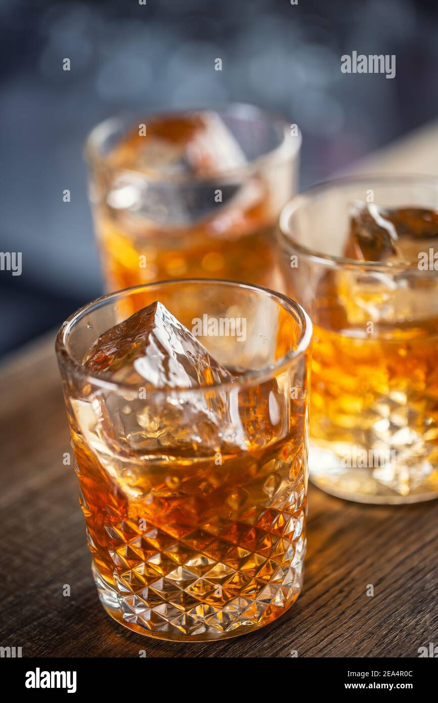 Whiskey Bourbon auf Eis serviert in dekorativen Gläsern. Stockfoto