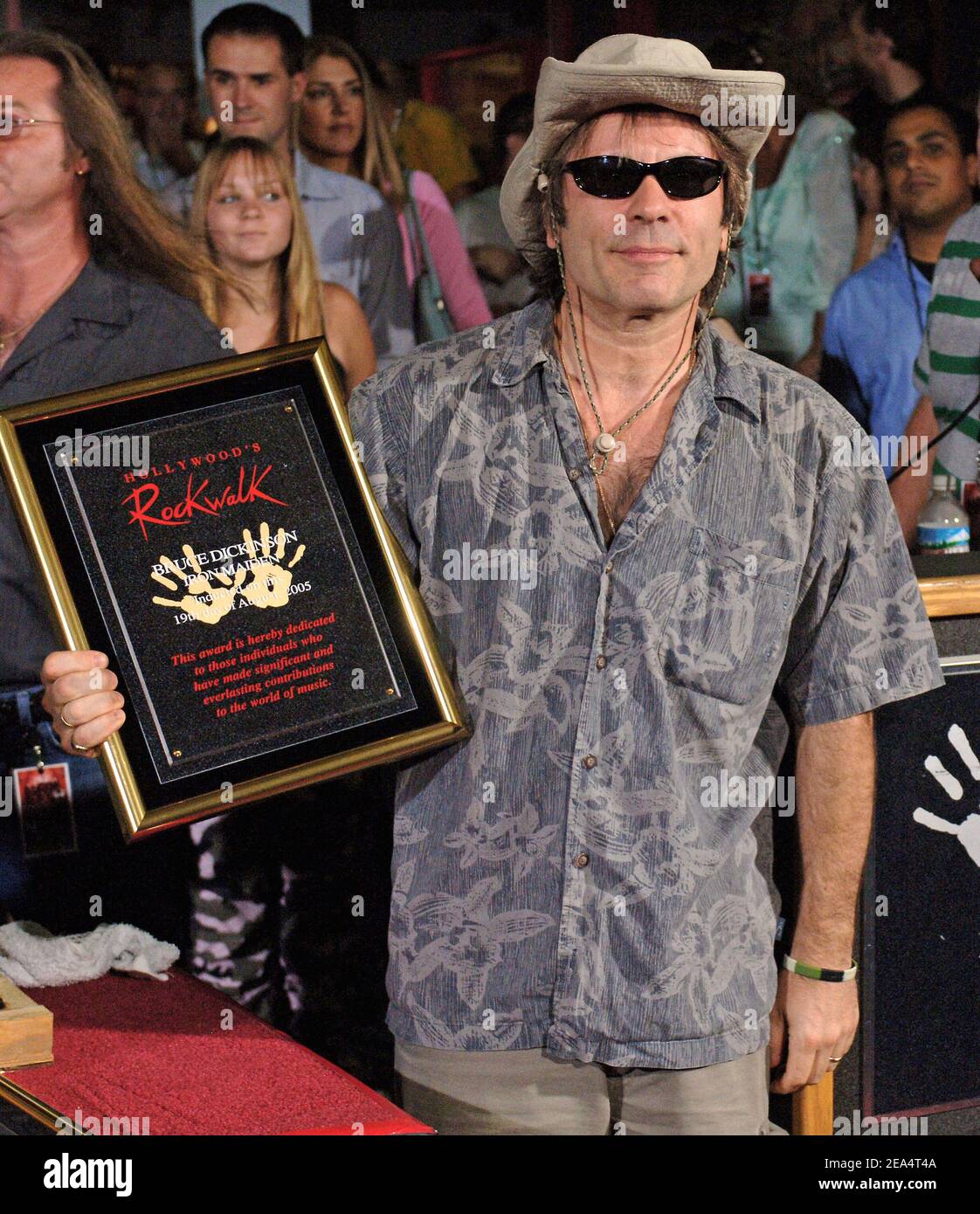 Bruce Dickinson Lead-Sänger der britischen Heavy Metal Band während der Einarbeitung in Hollywoods Rockwalk vor dem Guitar Center in Los Angeles, CA, USA am 19. August 2005. Foto von Lionel Hahn/ABACAPRESS.COM Stockfoto