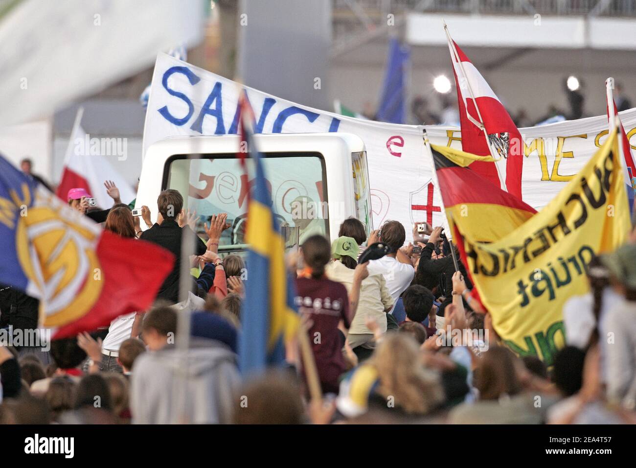 Papst Benedikt XVI. Fährt am 20. August 2005 im Papamobil über das Marienfeld in Kerpen bei Köln. Zur Abendmesse von Papst Benedikt XVI. Werden Hunderttausende Teilnehmer am Weltjugendtag erwartet Foto von Douliery-Zabulon/ABACAPRESS.COM Stockfoto
