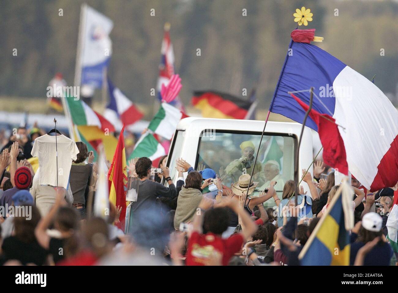 Papst Benedikt XVI. Fährt am 20. August 2005 im Papamobil über das Marienfeld in Kerpen bei Köln. Zur Abendmesse von Papst Benedikt XVI. Werden Hunderttausende Teilnehmer am Weltjugendtag erwartet Foto von Douliery-Zabulon/ABACAPRESS.COM Stockfoto