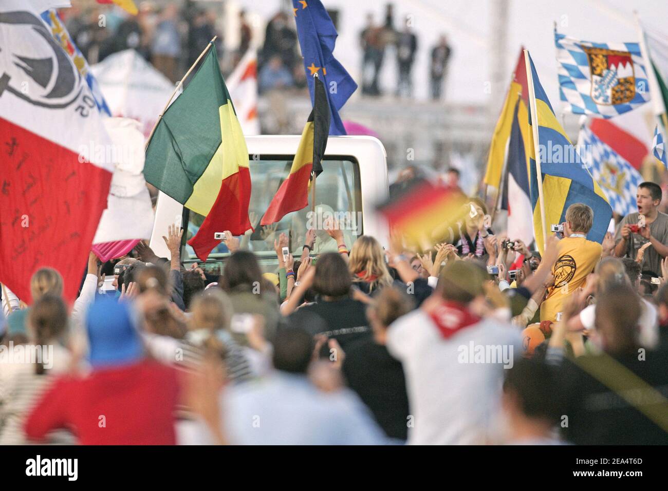 Papst Benedikt XVI. Fährt am 20. August 2005 im Papamobil über das Marienfeld in Kerpen bei Köln. Zur Abendmesse von Papst Benedikt XVI. Werden Hunderttausende Teilnehmer am Weltjugendtag erwartet Foto von Douliery-Zabulon/ABACAPRESS.COM Stockfoto