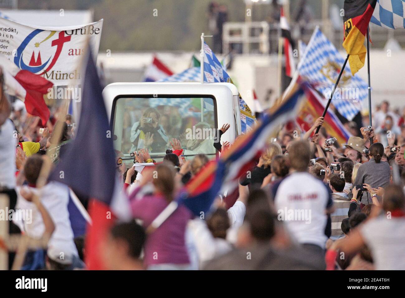 Papst Benedikt XVI. Fährt am 20. August 2005 im Papamobil über das Marienfeld in Kerpen bei Köln. Zur Abendmesse von Papst Benedikt XVI. Werden Hunderttausende Teilnehmer am Weltjugendtag erwartet Foto von Douliery-Zabulon/ABACAPRESS.COM Stockfoto