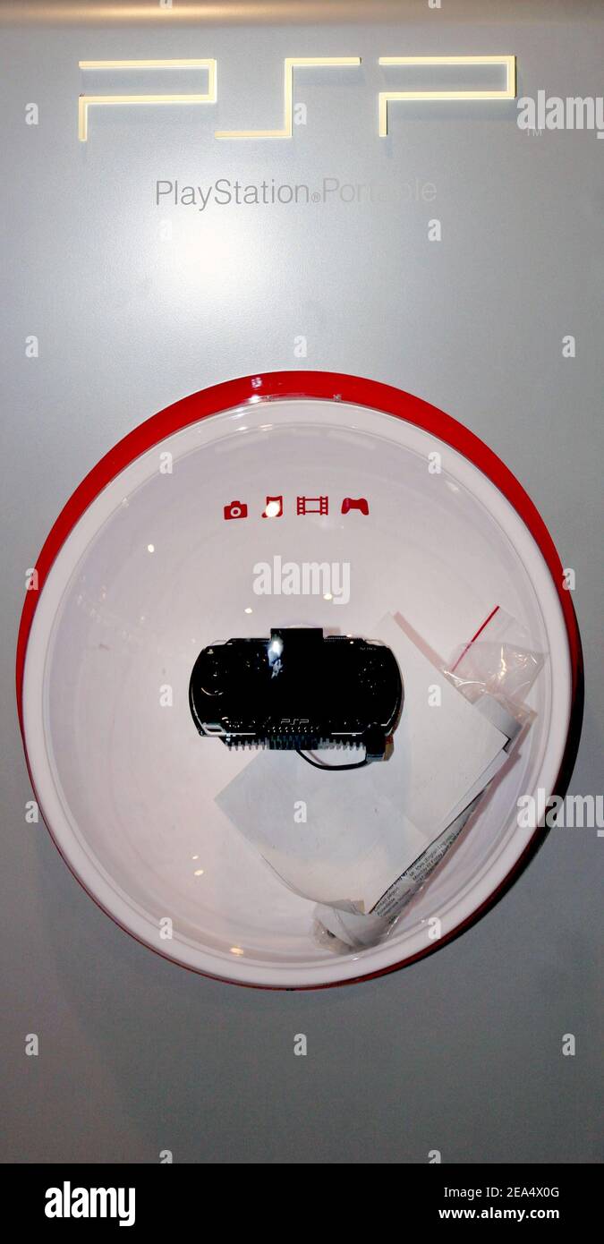 Am 31. August 2005 wird im Virgin Megastore auf den Champs-Elysees in Paris die neue PlayStation Portable-Party von Sony eröffnet, die von Fun Radio veranstaltet wird. Um Mitternacht hat Sony seine neue Spielekonsole eingeführt, mit der Filme, Musik und Spiele in ganz Europa gespielt werden können. Foto von Benoit Pinguet/ABACAPRESS.COM Stockfoto