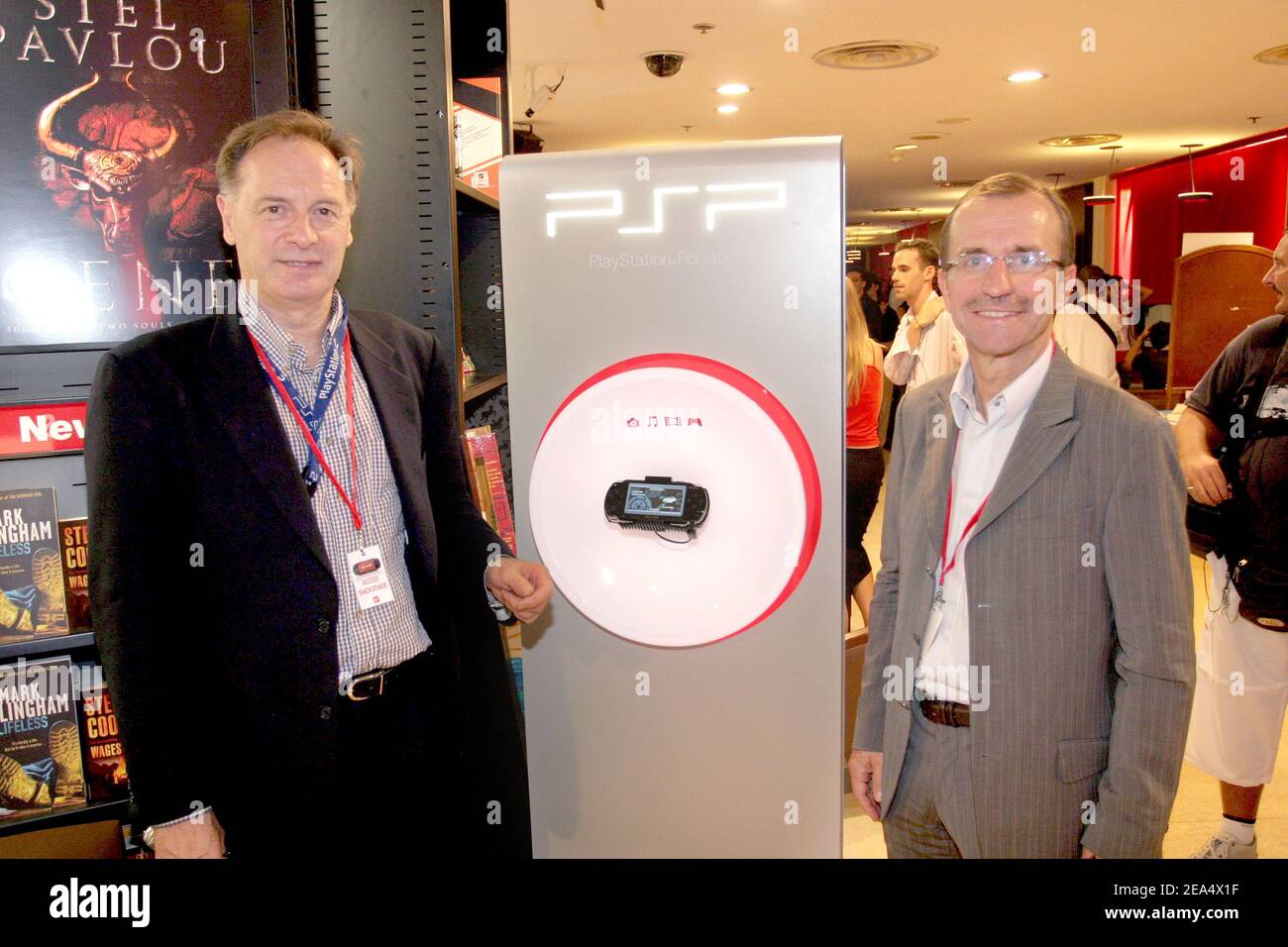 David Reeves, Vorsitzender von Sony PlayStation Europe, und Georges Fornay, Vorsitzender von Sony PlayStation France, während der Startparty des neuen PlayStation Portable von Sony, das am 31. August 2005 von Fun Radio im Virgin Megastore auf den Champs-Elysées in Paris veranstaltet wird. Um Mitternacht hat Sony seine neue Spielekonsole eingeführt, mit der Filme, Musik und Spiele in ganz Europa gespielt werden können. Foto von Benoit Pinguet/ABACAPRESS.COM Stockfoto