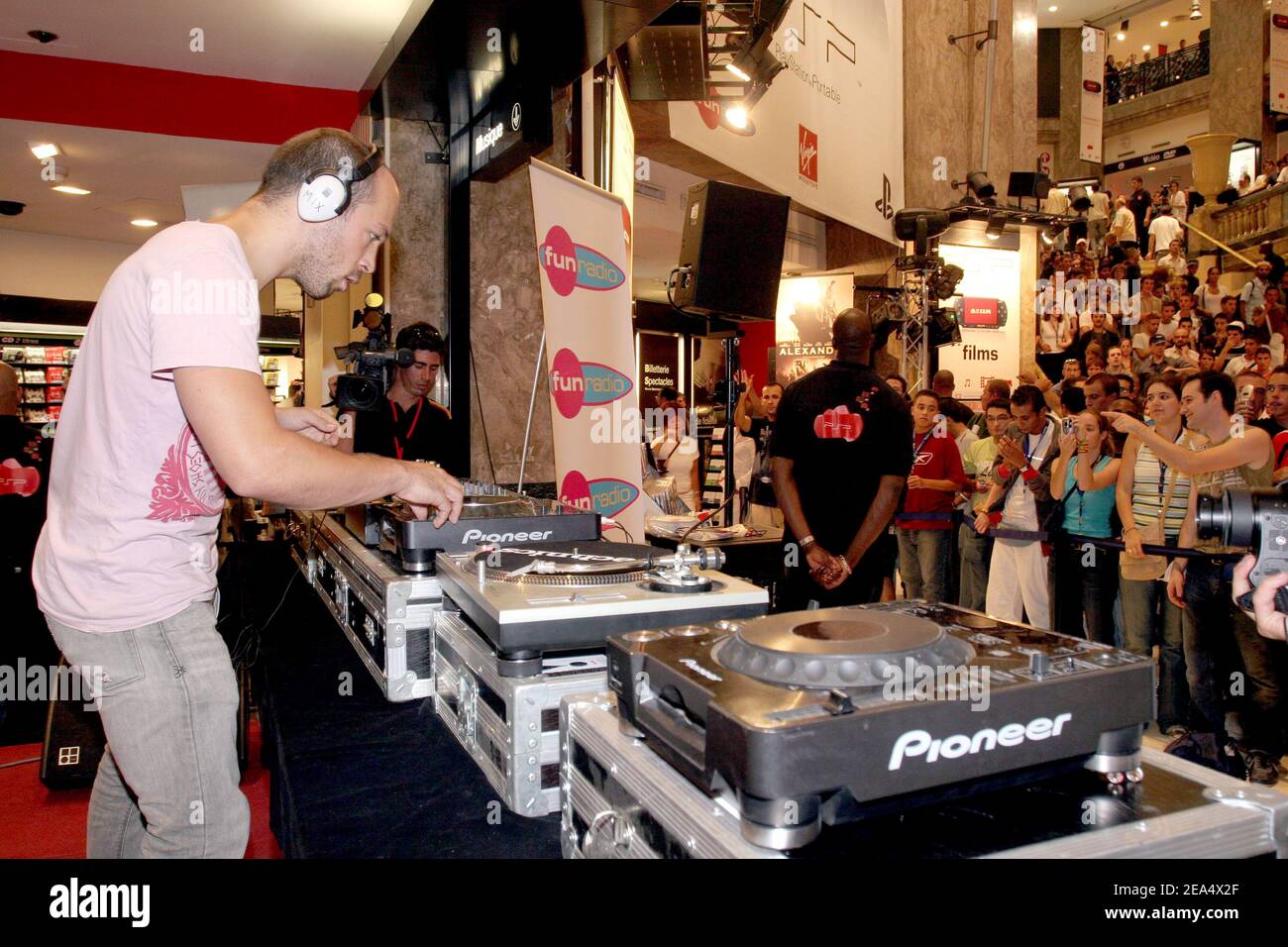 Der schottische DJ Mylo mischt sich während der Launch-Party von Sony's neuem PlayStation Portable, die von Fun Radio am 31. August 2005 im Virgin Megastore auf den Champs-Elysees in Paris, Frankreich, veranstaltet wird. Um Mitternacht hat Sony seine neue Spielekonsole eingeführt, mit der Filme, Musik und Spiele in ganz Europa gespielt werden können. Foto von Benoit Pinguet/ABACAPRESS.COM Stockfoto
