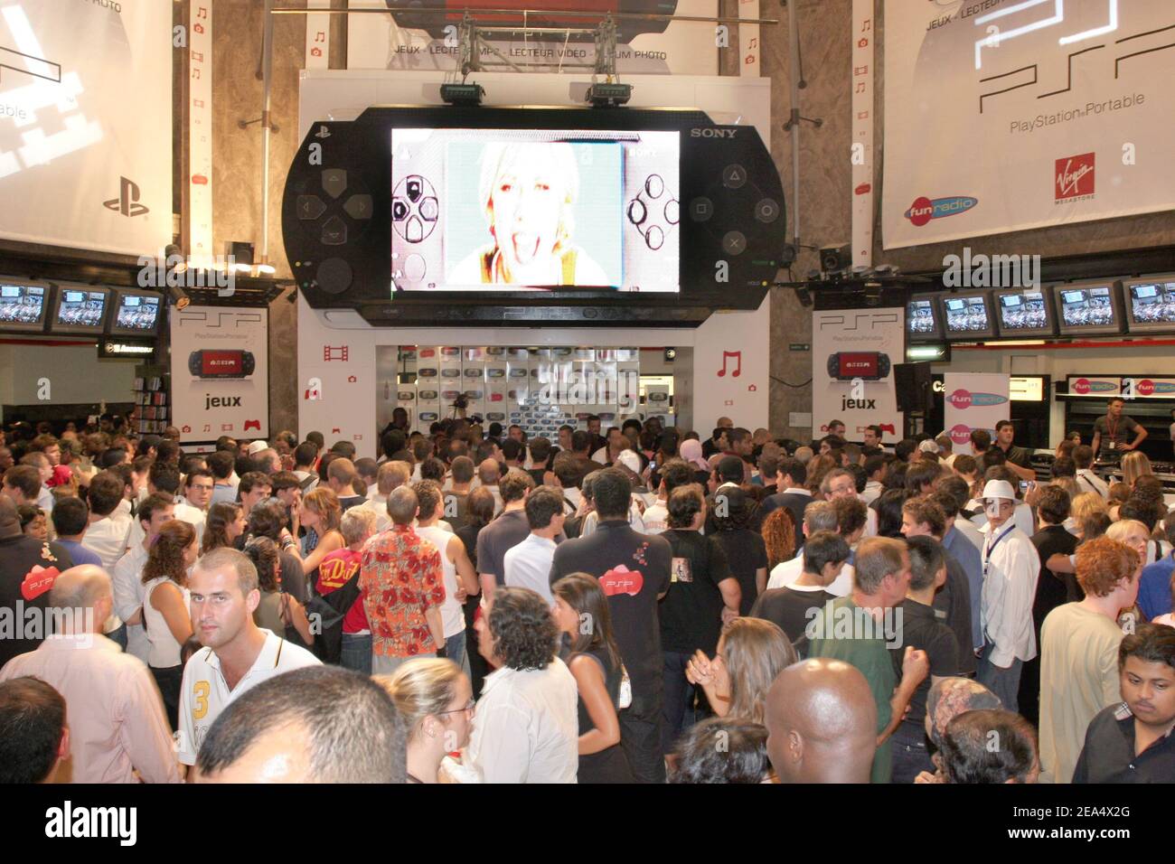 Am 31. August 2005 wird im Virgin Megastore auf den Champs-Elysees in Paris die neue PlayStation Portable-Party von Sony eröffnet, die von Fun Radio veranstaltet wird. Um Mitternacht hat Sony seine neue Spielekonsole eingeführt, mit der Filme, Musik und Spiele in ganz Europa gespielt werden können. Foto von Benoit Pinguet/ABACAPRESS.COM Stockfoto
