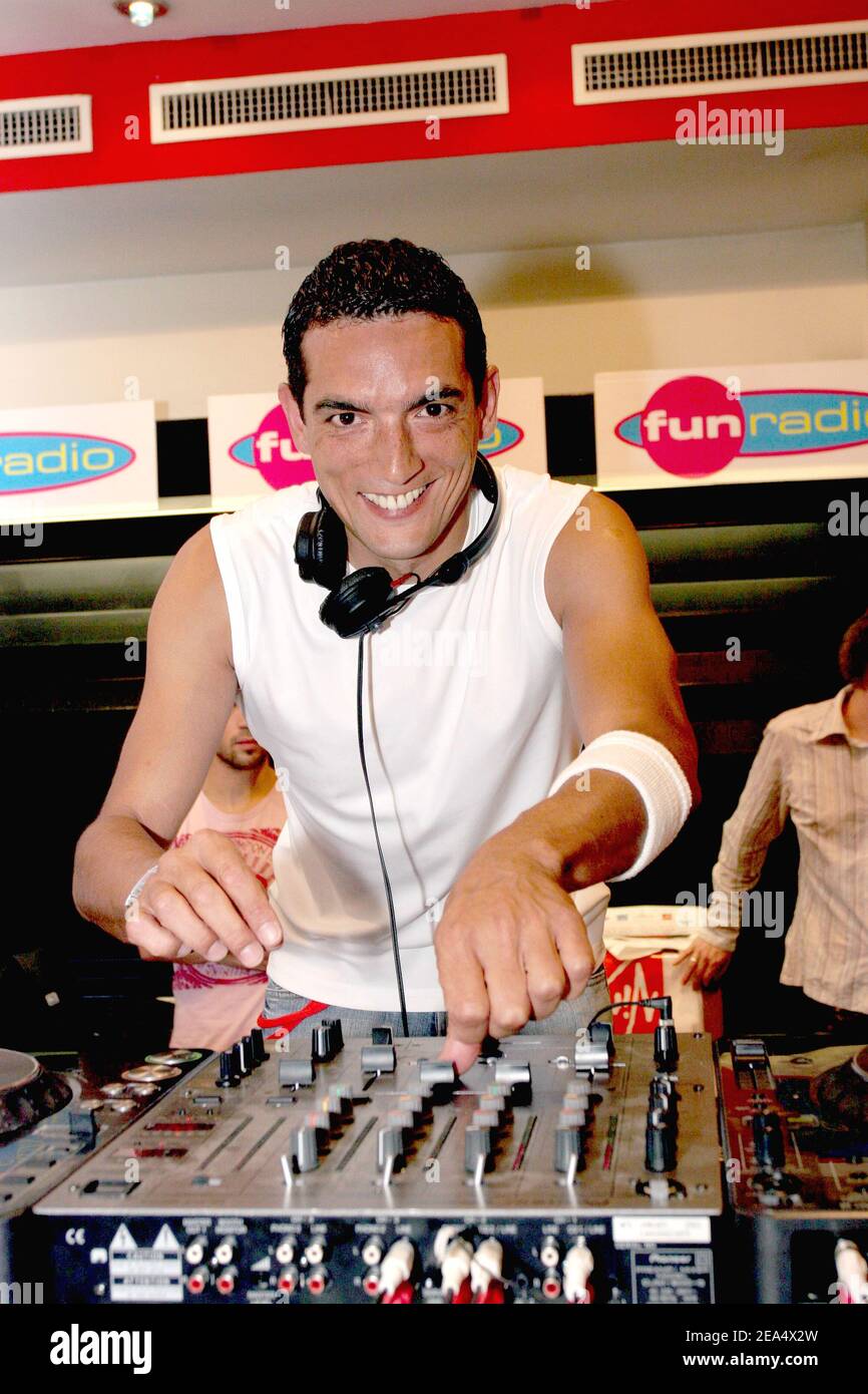 Der französische DJ Camaran mixt während der Launch-Party von Sony's neuem PlayStation Portable, die von Fun Radio am 31. August 2005 im Virgin Megastore auf den Champs-Elysees in Paris, Frankreich, veranstaltet wird. Um Mitternacht hat Sony seine neue Spielekonsole eingeführt, mit der Filme, Musik und Spiele in ganz Europa gespielt werden können. Foto von Benoit Pinguet/ABACAPRESS.COM Stockfoto