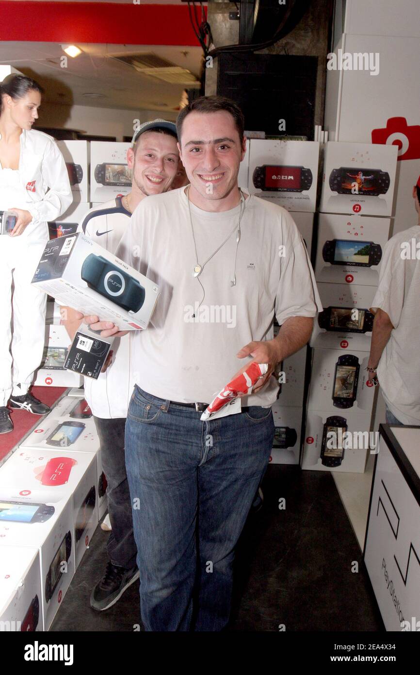Der erste PSP-Käufer in Frankreich, Johann Caussanel, während der Launch-Party von Sony's neuem PlayStation Portable, die von Fun Radio am 31. August 2005 im Virgin Megastore auf den Champs-Elysees in Paris, Frankreich, veranstaltet wird. Um Mitternacht hat Sony seine neue Spielekonsole eingeführt, mit der Filme, Musik und Spiele in ganz Europa gespielt werden können. Foto von Benoit Pinguet/ABACAPRESS.COM Stockfoto