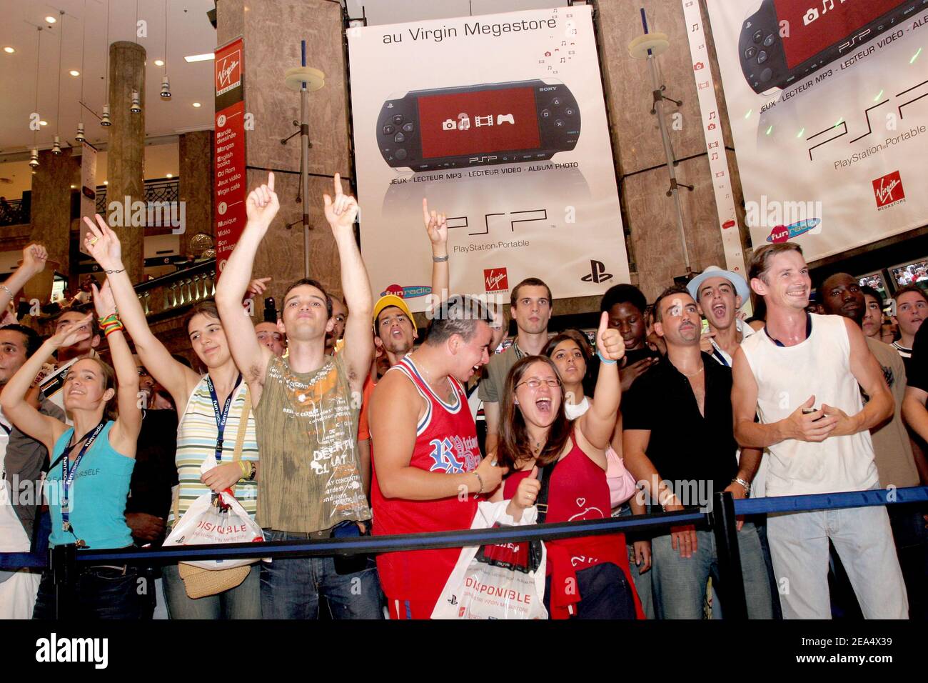 Am 31. August 2005 wird im Virgin Megastore auf den Champs-Elysees in Paris die neue PlayStation Portable-Party von Sony eröffnet, die von Fun Radio veranstaltet wird. Um Mitternacht hat Sony seine neue Spielekonsole eingeführt, mit der Filme, Musik und Spiele in ganz Europa gespielt werden können. Foto von Benoit Pinguet/ABACAPRESS.COM Stockfoto