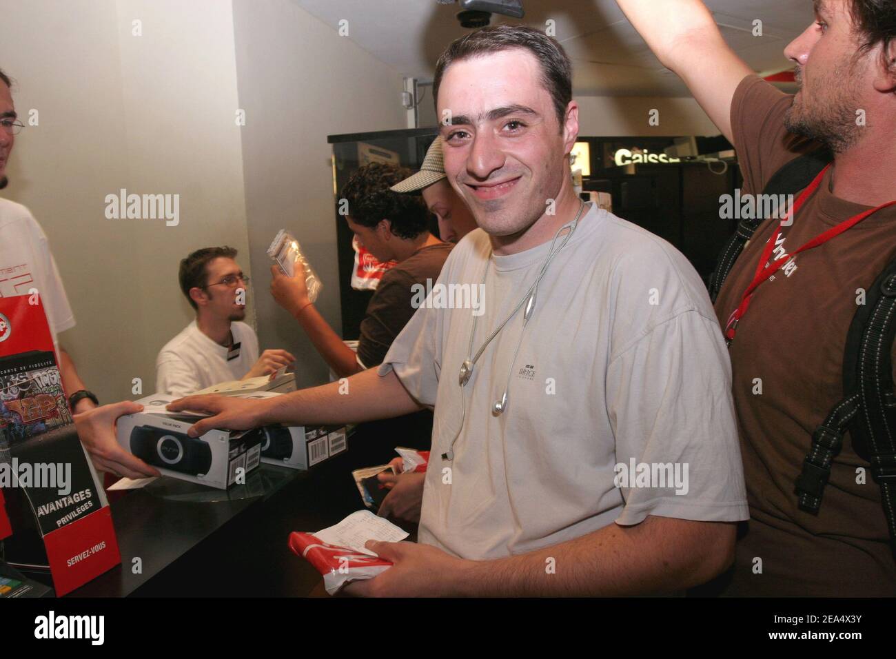 Der erste PSP-Käufer in Frankreich, Johann Caussanel, während der Launch-Party von Sony's neuem PlayStation Portable, die von Fun Radio am 31. August 2005 im Virgin Megastore auf den Champs-Elysees in Paris, Frankreich, veranstaltet wird. Um Mitternacht hat Sony seine neue Spielekonsole eingeführt, mit der Filme, Musik und Spiele in ganz Europa gespielt werden können. Foto von Benoit Pinguet/ABACAPRESS.COM Stockfoto