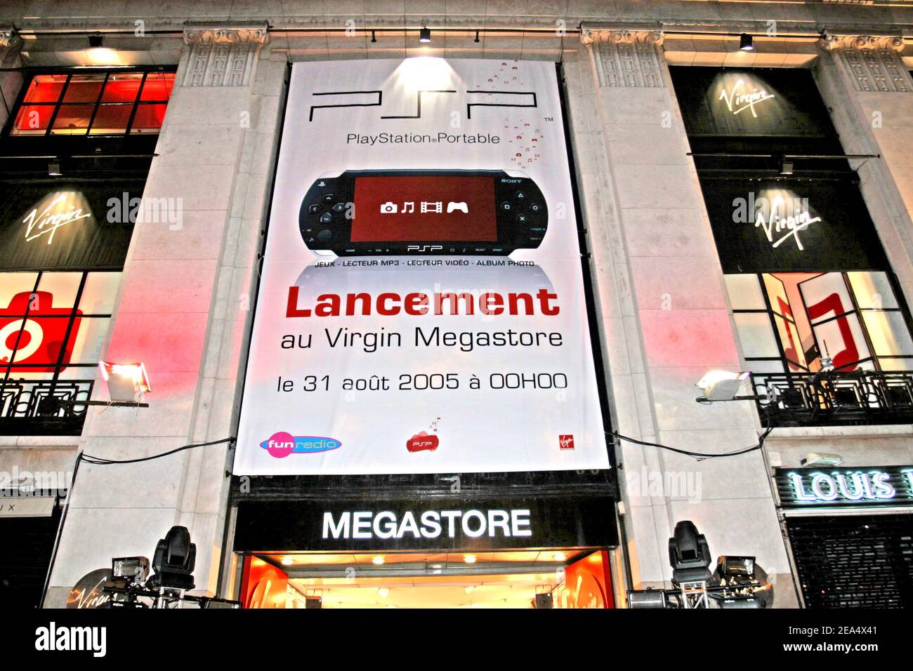 Am 31. August 2005 wird im Virgin Megastore auf den Champs-Elysees in Paris die neue PlayStation Portable-Party von Sony eröffnet, die von Fun Radio veranstaltet wird. Um Mitternacht hat Sony seine neue Spielekonsole eingeführt, mit der Filme, Musik und Spiele in ganz Europa gespielt werden können. Foto von Benoit Pinguet/ABACAPRESS.COM Stockfoto
