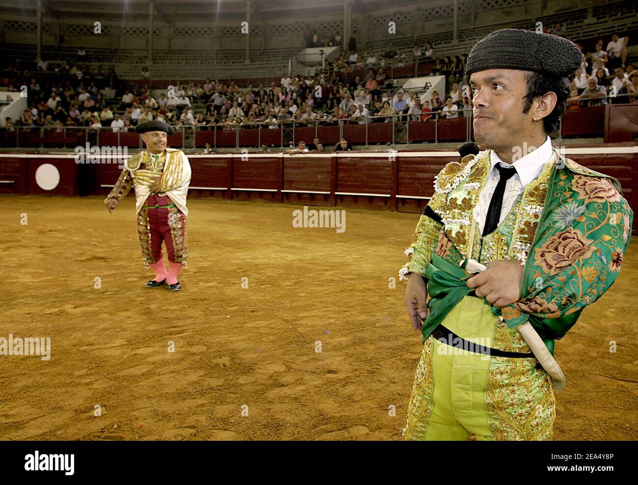 Bullfighter-Zwerge der spanischen Corrida Zwerggesellschaft kämpfen am 3. September 2005 im Rahmen ihrer Welttournee in der Arena von Mont-de-Marsan im Südwesten Frankreichs mit Stieren. Die Zwerge sind zwischen 1,02 und 1,32m groß und die Bullen wiegen etwa 200kg. Foto von Patrick Bernard/ABCAPRESS.COM. Stockfoto