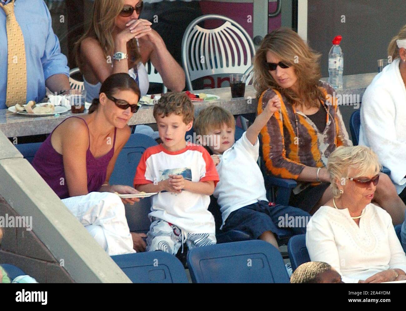 Steffi Graf und ihr Sohn Jaden Gil Agassi unterstützen Andre Agassi bei seinem 4th-Runden-Matchup beim 2005 US Open Tennisturnier, das am Montag, den 5. September 2005 im Arthur Ashe Stadium in Flushing Meadows, New York, stattfand. Foto von Nicolas Khayat/ABACAPRESS.COM Stockfoto