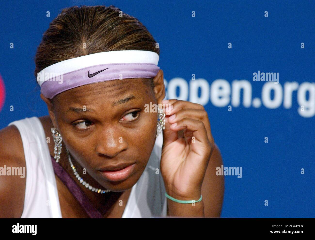 Die US-amerikanische Serena Williams reagiert auf ihre Pressekonferenz, nachdem sie am 4th Dienstag, den 30. August 2005, in Flushing Meadows, New York, bei der US Open 2005 von ihrer Schwester Venus verdrängt wurde. Foto von Nicolas Khayat/ABACAPRESS.COM Stockfoto