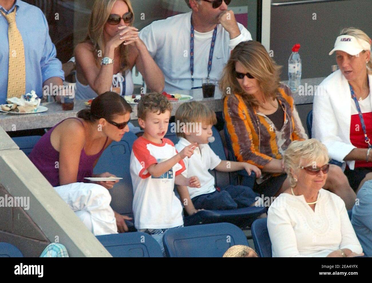Steffi Graf und ihr Sohn Jaden Gil Agassi unterstützen Andre Agassi bei seinem 4th-Runden-Matchup beim 2005 US Open Tennisturnier, das am Montag, den 5. September 2005 im Arthur Ashe Stadium in Flushing Meadows, New York, stattfand. Foto von Nicolas Khayat/ABACAPRESS.COM Stockfoto