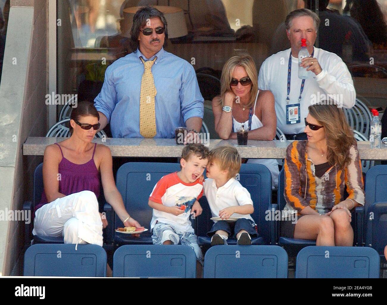 Steffi Graf und ihr Sohn Jaden Gil Agassi unterstützen Andre Agassi bei seinem 4th-Runden-Matchup beim 2005 US Open Tennisturnier, das am Montag, den 5. September 2005 im Arthur Ashe Stadium in Flushing Meadows, New York, stattfand. Foto von Nicolas Khayat/ABACAPRESS.COM Stockfoto