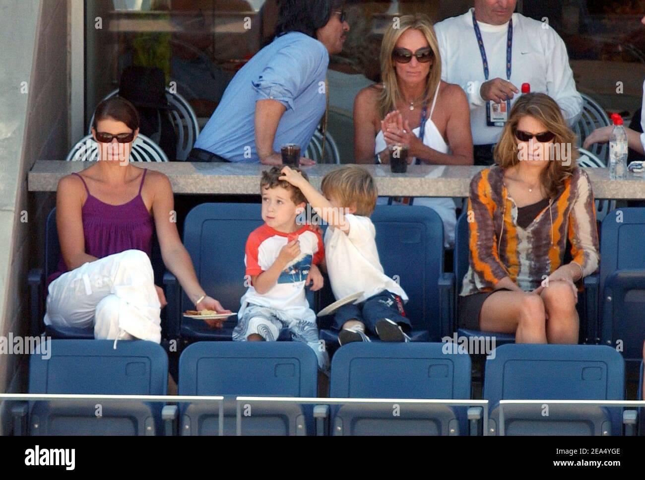 Steffi Graf und ihr Sohn Jaden Gil Agassi unterstützen Andre Agassi bei seinem 4th-Runden-Matchup beim 2005 US Open Tennisturnier, das am Montag, den 5. September 2005 im Arthur Ashe Stadium in Flushing Meadows, New York, stattfand. Foto von Nicolas Khayat/ABACAPRESS.COM Stockfoto