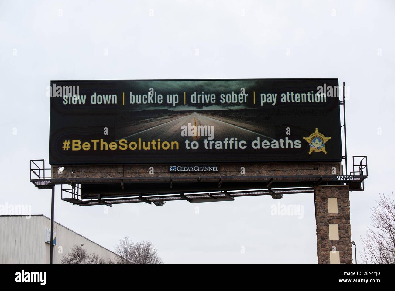 Fridley, Minnesota. Nachricht auf der Plakatwand zu verlangsamen, Schnalle auf, fahren nüchtern und achten Sie darauf, die Lösung für Verkehrstoten zu sein. Stockfoto