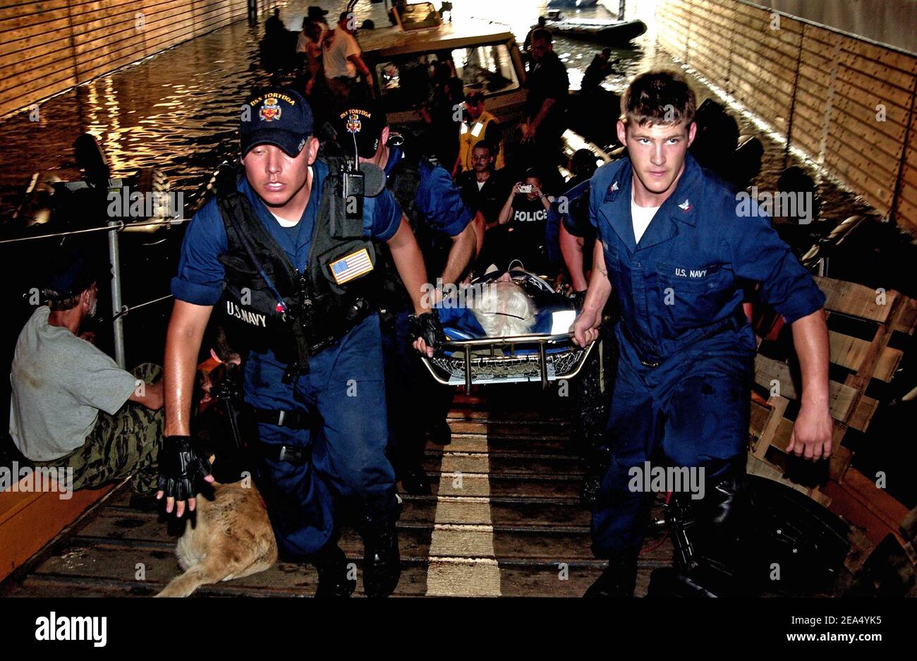 Die USS Tortuga, LSD-46 bietet Hilfe bei den Hilfsbemühungen für die Vicitms des Hurrikans Katrina, indem sie an Bord Evakuierte bringt. Die Opfer erhalten warme Mahlzeiten, Duschen und Betten zum Schlafen. Die Beteiligung der Marine an humanitären Hilfsmaßnahmen wird am 5. September 2005 von der Federal Emergency Management Agency (FEMA) gemeinsam mit dem Verteidigungsministerium in New Orleans, LA, geleitet. Foto von Foto von Michael B. Watkins/USN via ABACAPRESS.COM Stockfoto