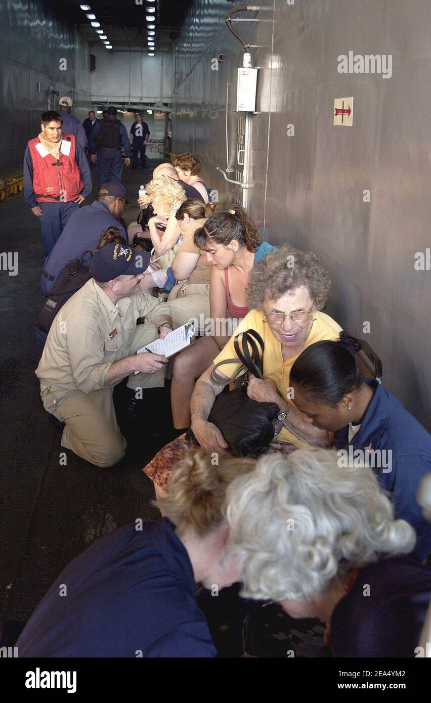 Seeleute der US-Marine helfen den Opfern des Hurrikans Katrina beim Ausfüllen von Papierkram, nachdem sie das Dock-Landungsschiff USS Tortuga (LSD 46) transportiert haben. Derzeit in New Orleans angedockt, Tortuga bietet warme Mahlzeiten, Duschen und Betten zum Schlafen für die Opfer. Die Beteiligung der Marine an humanitären Hilfsmaßnahmen wird am 5. September 2005 von der Federal Emergency Management Agency (FEMA) gemeinsam mit dem Verteidigungsministerium in New Orleans, LA, geleitet. Foto von Michael B. Watkins/USN via ABACAPRESS.COM. Stockfoto