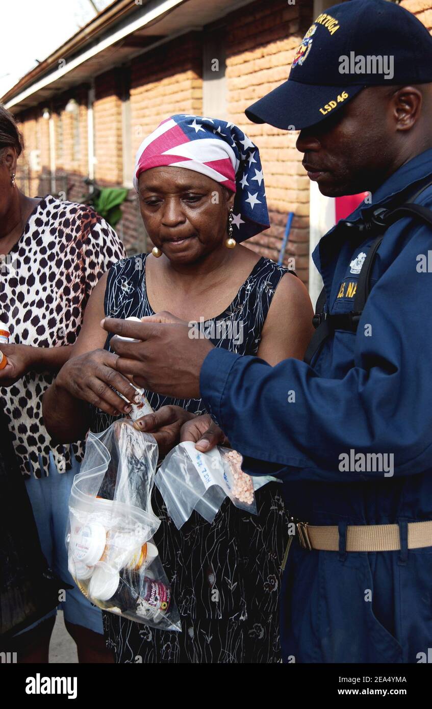 Die USS Tortuga, LSD-46 bietet Hilfe bei den Hilfsbemühungen für die Vicitms des Hurrikans Katrina, indem sie an Bord Evakuierte bringt. Die Opfer erhalten warme Mahlzeiten, Duschen und Betten zum Schlafen. Die Beteiligung der Marine an humanitären Hilfsmaßnahmen wird am 5. September 2005 von der Federal Emergency Management Agency (FEMA) gemeinsam mit dem Verteidigungsministerium in New Orleans, LA, geleitet. Foto von USN über ABACAPRESS.COM Stockfoto