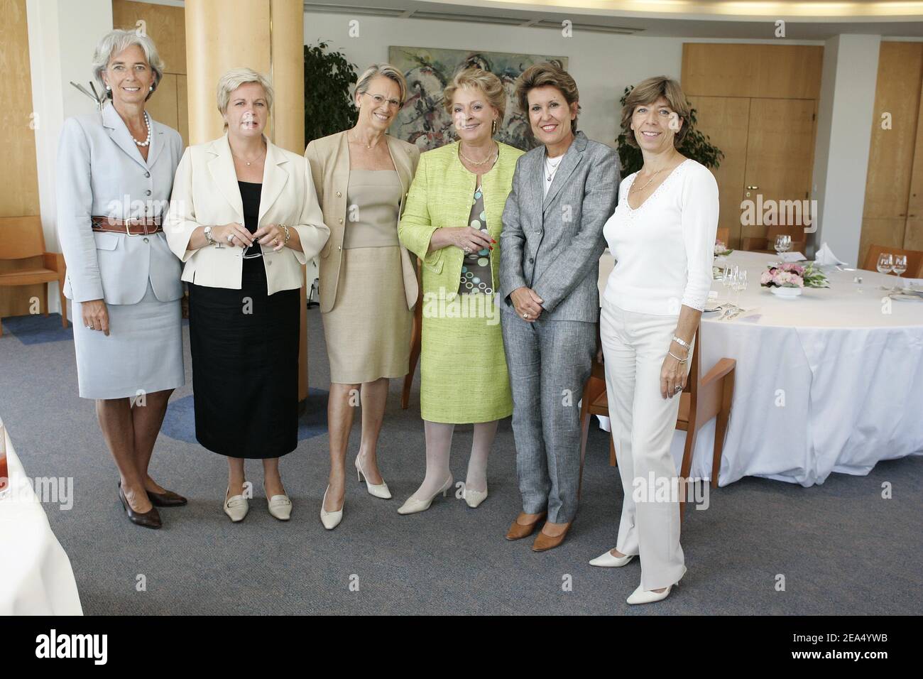 EXKLUSIV. Die französische Ministerin für Ökologie und nachhaltige Entwicklung Nelly Olin (3rd R) veranstaltet ein Mittagessen mit ihren Kolleginnen der Regierung Villepin, (L-R) Ministerin für Außenhandel Christine Lagarde, Ministerin für sozialen Zusammenhalt und Parität Catherine Vautrin, Verteidigungsminister Michele Alliot-Marie, Ministerin für Zusammenarbeit, Entwicklung und die französischsprachigen Länder Brigitte Girardin und die für europäische Angelegenheiten zuständige Ministerin Catherine Colonna am 7. September 2005 am Sitz des Ministeriums in Paris, Frankreich. Foto von Laurent Zabulon/ABACAPRESS.COM Stockfoto