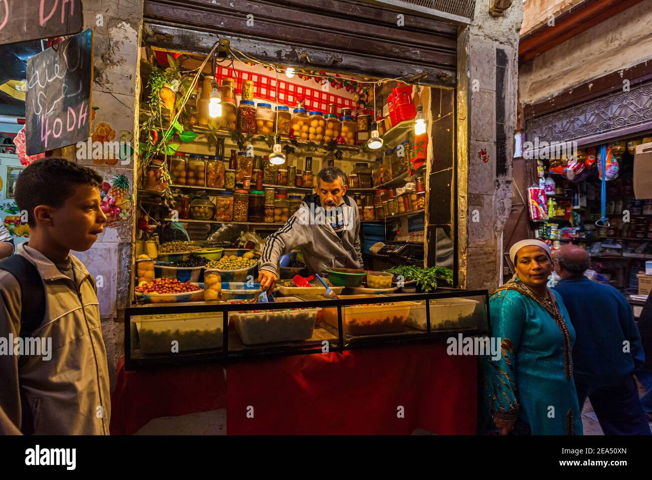 Straßenszene in der Medina von Fes Ouled Tayeb, Marokko Stockfoto