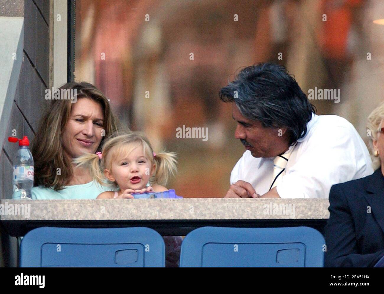 Steffi Graf und ihre Tochter Jaz Elle Agassi unterstützen Andre Agassi beim Finale seiner Herren beim US Open Tennis Turnier 2005, das am Sonntag, den 11. September 2005 im Arthur Ashe Stadium in Flushing Meadows, New York, stattfand. Foto von Nicolas Khayat/CAMELEON/ABACAPRESS.COM. Stockfoto