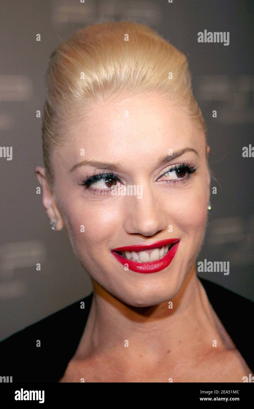 Die US-Sängerin Gwen Stefani nimmt an der PlayStation Pret A Porter PSP-Modenschau Teil, die am 10. September 2005 in den Skylight Studios in New York City, USA, stattfindet. Die Veranstaltung war eine Kombination aus Mode und Technologie, die exklusive Accessoires präsentierte. Foto von Tim Grant/ABACAPRESS.COM. Stockfoto