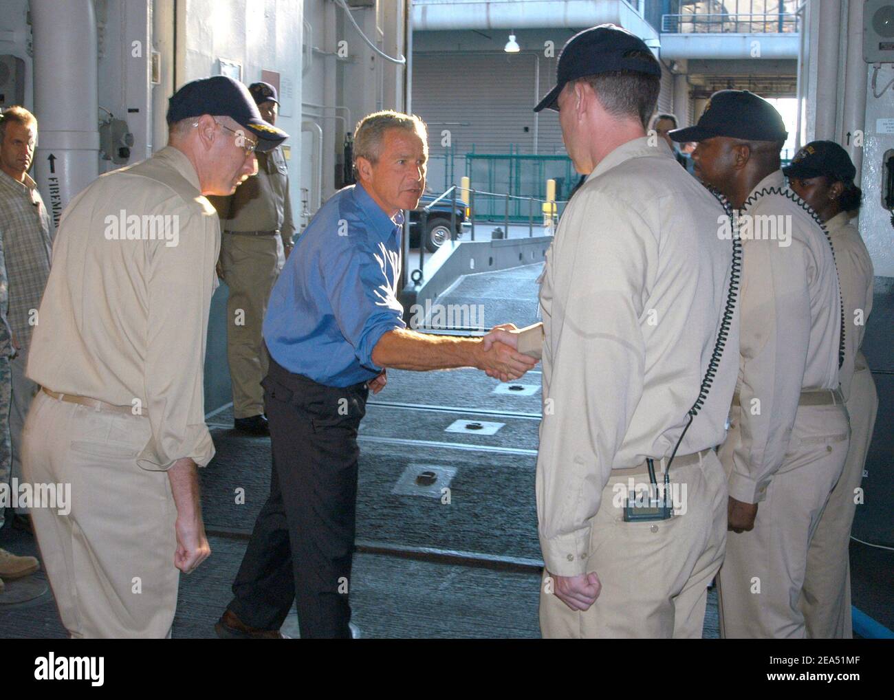 Präsident George W. Bush hält inne, um die Hand des Navy-Personals zu schütteln, das Quarterdeck Uhren vor dem Verlassen des amphibischen Angriffsschiffs USS Iwo Jima (LHD 7) steht. Präsident Bush besuchte New Orleans am 11. September 2005 und Iwo Jima, um die Ergebnisse der vom Militär durchgeführten Rettungs- und Bergemissionen aus erster Hand zu beobachten. Iwo Jima befindet sich derzeit auf der Pier-Seite in New Orleans und unterstützt in der gemeinsamen Task Force Katrina Hurrikanhilfe, um dringend benötigte Lieferungen und Hilfe in die Golfküstenregion zu bringen. Die Beteiligung der Marine an den humanitären Hilfseinsätzen wird vom Bund geleitet Stockfoto
