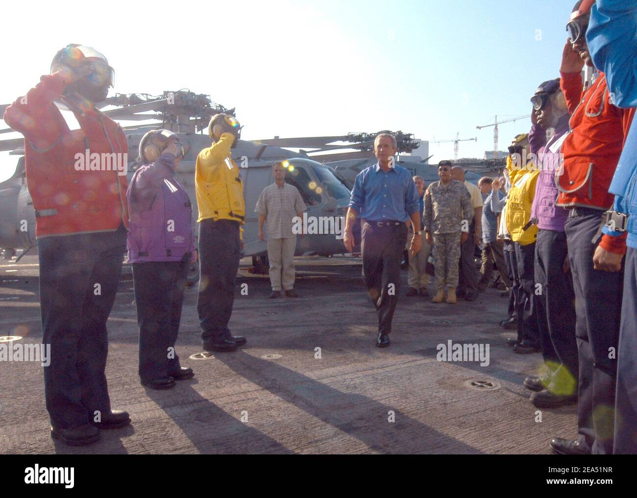 Präsident George W. Bush geht durch Regenbogensidebys, als er an Bord des amphibischen Sturmschiffs USS Iwo Jima (LHD 7) ankommt. Präsident Bush besuchte New Orleans am 11. September 2005 und Iwo Jima, um die Ergebnisse der vom Militär durchgeführten Rettungs- und Bergemissionen aus erster Hand zu beobachten. Iwo Jima befindet sich derzeit auf der Pier-Seite in New Orleans und unterstützt in der gemeinsamen Task Force Katrina Hurrikanhilfe, um dringend benötigte Lieferungen und Hilfe in die Golfküstenregion zu bringen. Die Beteiligung der Marine an den humanitären Hilfseinsätzen wird von der Federal Emergency Management Agency (FEMA) in CO geleitet Stockfoto