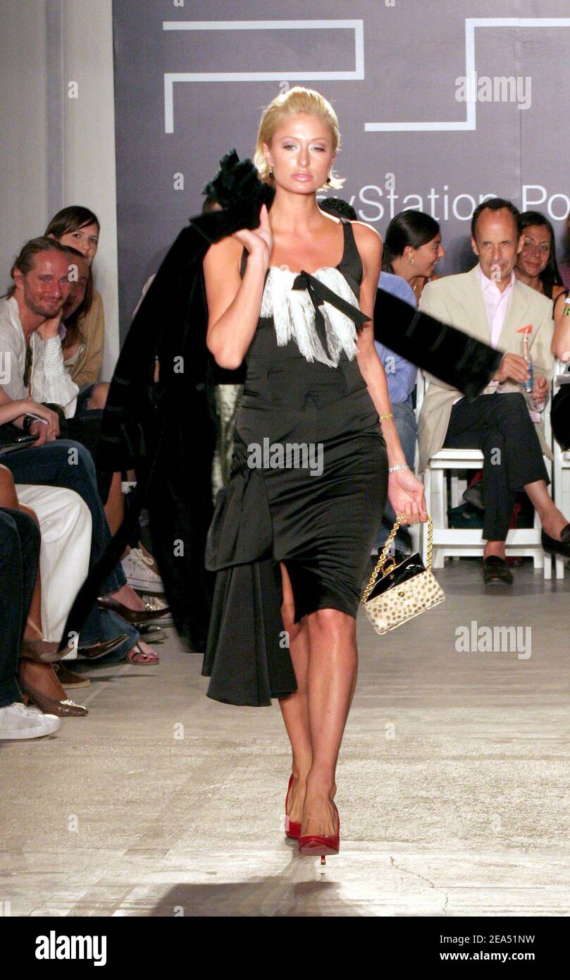Die US-Hotelerbin Paris Hilton ist ein Feature-Modell der PlayStation Pret A Porter PSP Modenschau, die am 10. September 2005 in den Skylight Studios in New York City, USA, stattfindet. Die Veranstaltung war eine Kombination aus Mode und Technologie, die exklusive Accessoires präsentierte. Foto von Tim Grant/ABACAPRESS.COM. Stockfoto