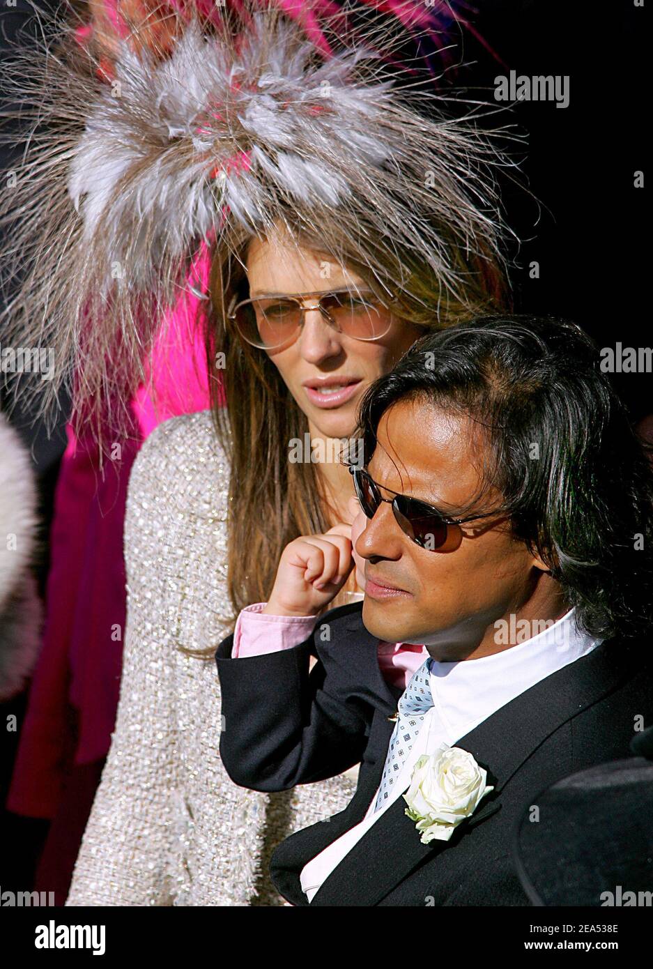 Die britische Schauspielerin und Model Elizabeth Hurley und ihr Freund Arun Nayar mit ihrem Sohn Damian besuchen am 17. September 2005 die Hochzeit von Delphine Arnault und Alessandro Gancia in Bazas, Südwestfrankreich. Foto von ABACAPRESS.COM. Stockfoto