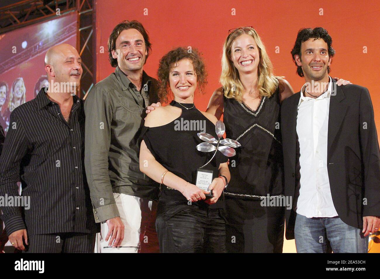 Das Team der französischen Fernsehserie ''Faites comme chez vous'' mit Arnaud Gidouin, Sophie le Tellier, Elodie Frenck und Matteo Vallon erhält einen Preis während der Abschlusszeremonie des Festival of TV Fiction 7th in Saint-Tropez, Frankreich am 17. September 2005. Foto von Gerald Holubowicz/ABACAPRESS.COM' Stockfoto