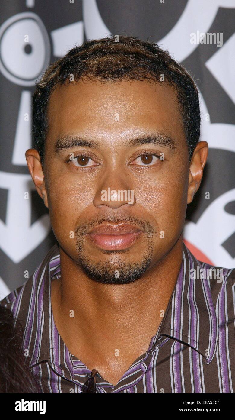 "Tiger Woods, mit einer neuen bicolor Frisur, gestoppt von Virgin Megastore auf dem Times Square heute, um sein neues PlayStation und Xbox Videospiel ''Tiger Woods, PGA Tour 2006'' zu promoten, indem er ein paar virtuelle Löcher mit Fans spielte. New York, Montag, 26. September 2005. Foto von Nicolas Khayat/ABACAPRESS.COM' Stockfoto