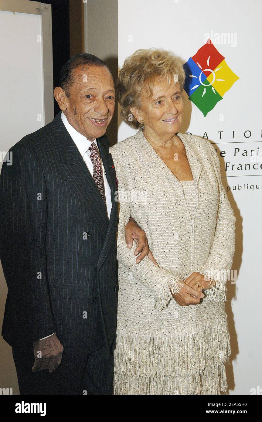 Die Ehefrau des französischen Präsidenten Jacques Chirac, Bernadette Chirac, und der Sänger Henri Salvador halten am 27. September 2005 in Villejuif bei Paris eine Pressekonferenz ab, um die Kampagne „+ de vie 2005“ zugunsten von im Krankenhaus eingewiesenen älteren Personen zu starten. Foto von Giancarlo Gorassini/ABACAPRESS.COM Stockfoto