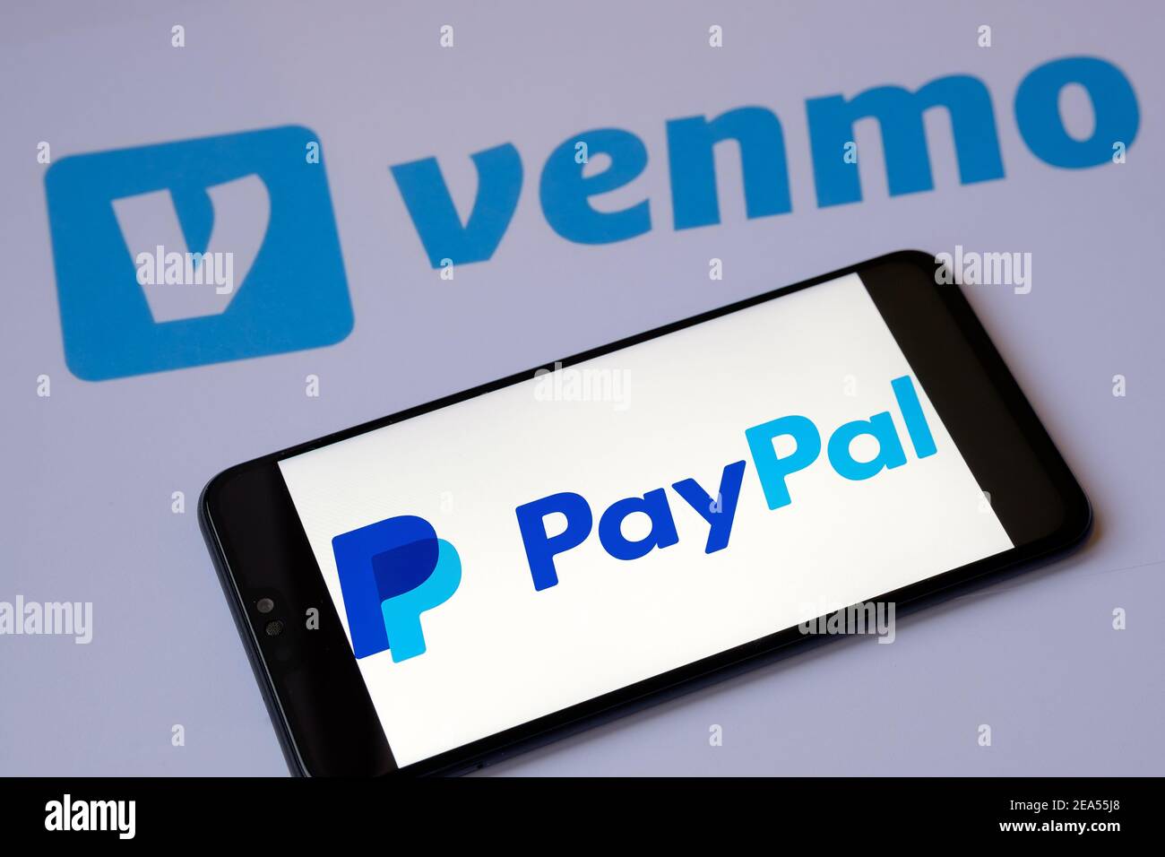 PayPal Firmenlogo auf dem Smartphone-Bildschirm und Venmo Zahlung App Logo auf dem verschwommenen Hintergrund gesehen. Konzept. Stafford, Vereinigtes Königreich - Februar 3 Stockfoto