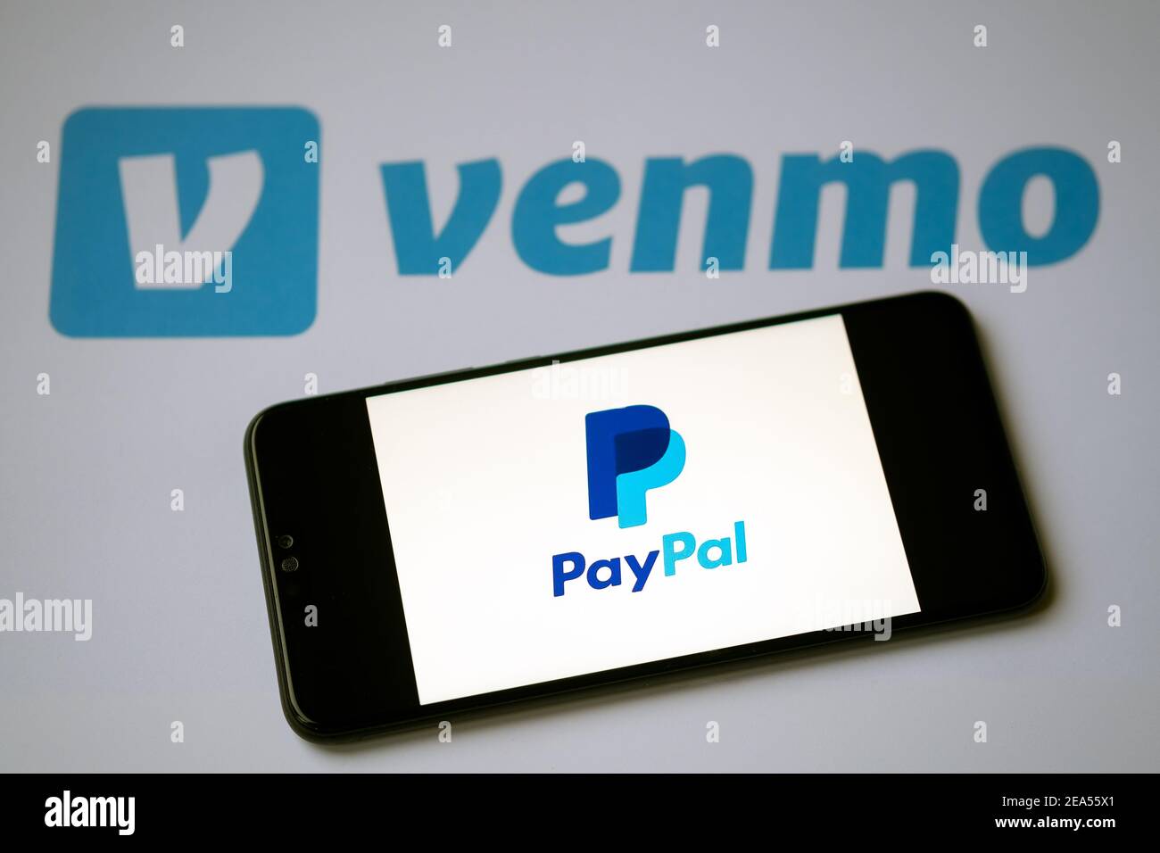 PayPal Firmenlogo auf dem Smartphone-Bildschirm und Venmo Zahlung App Logo auf dem verschwommenen Hintergrund gesehen. Konzept. Stafford, Vereinigtes Königreich - Februar 3 Stockfoto