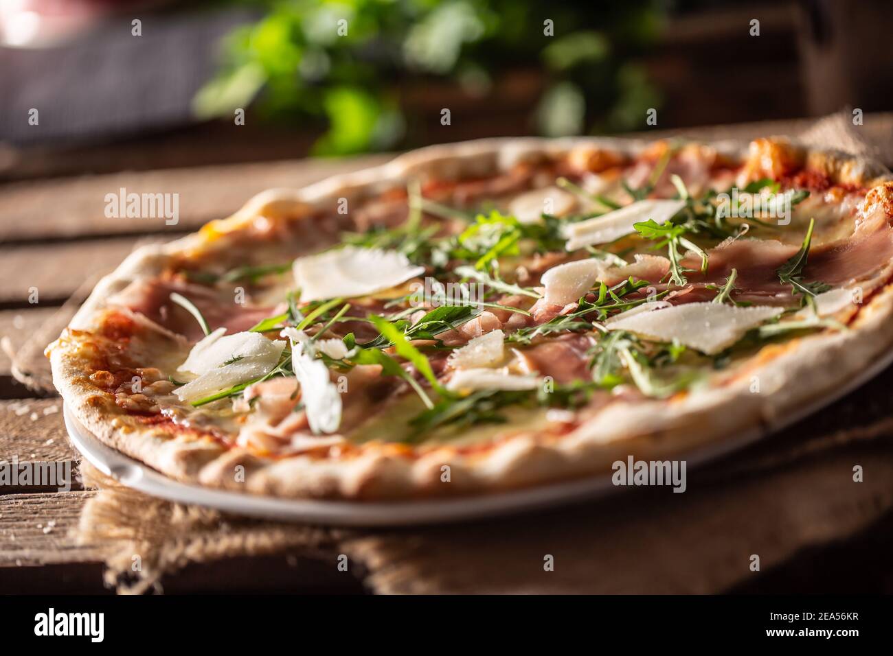 Italienische Pizza mit Prosciutto, Parmesan und Rucola. Stockfoto