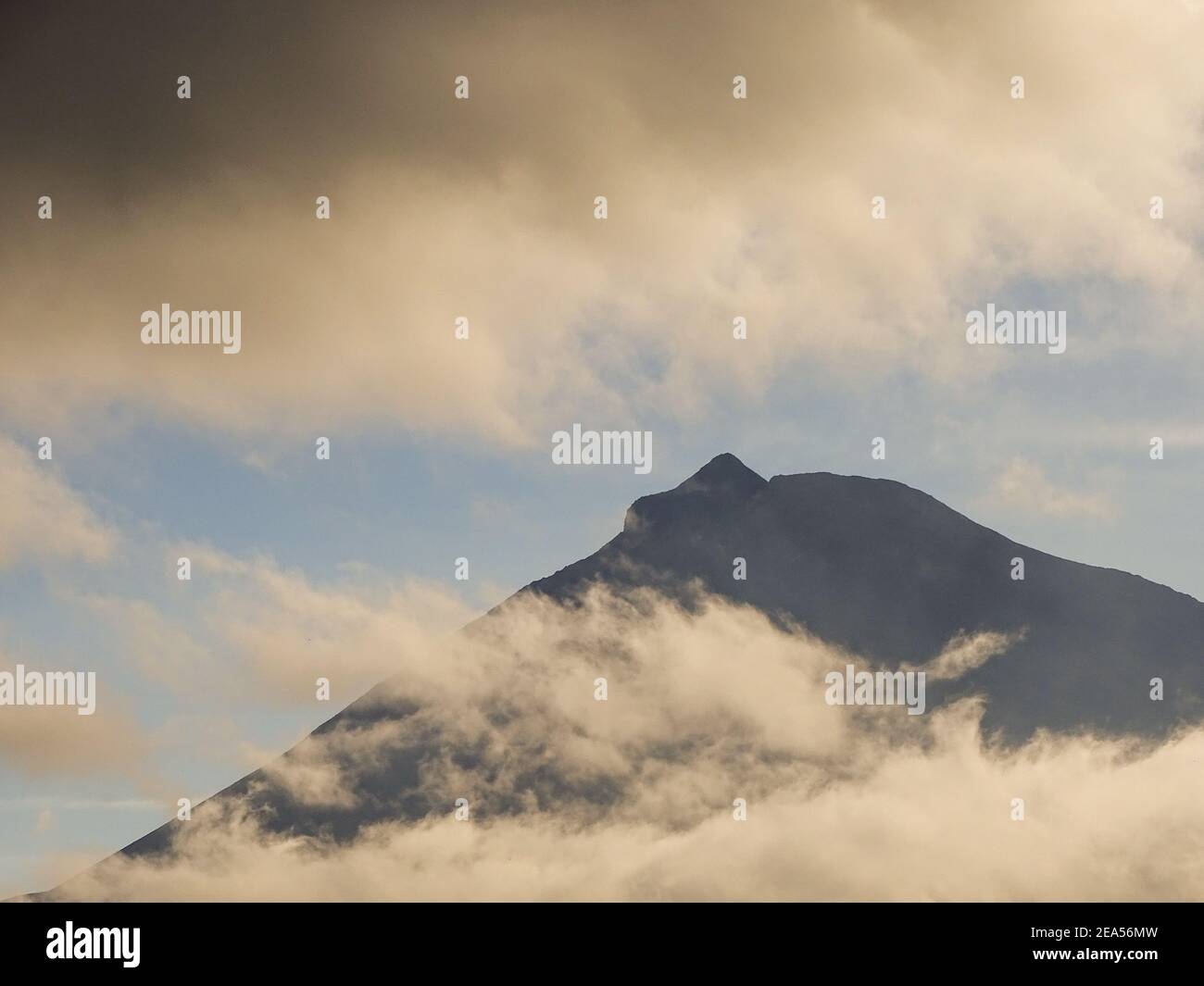 Pico Berg, mit einigen Wolken, Pico Insel, Azoren Archipel, Portugal. Stockfoto