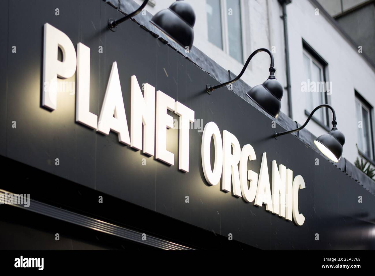 Logo Shop Schild Store Marke Front Organic Supermarket Planet Organic, 201 Chiswick High Road, Chiswick, London W4 2DR Stockfoto