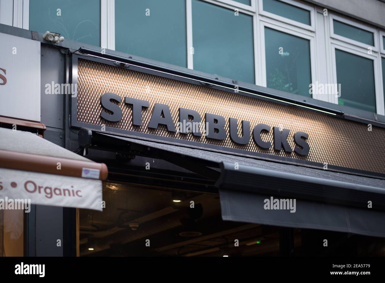 Logo Shop Sign Store Marke Front Coffee Shop Cafe High Quality Starbucks, Turnham Green Terrace, Chiswick, London W4 1QP Stockfoto
