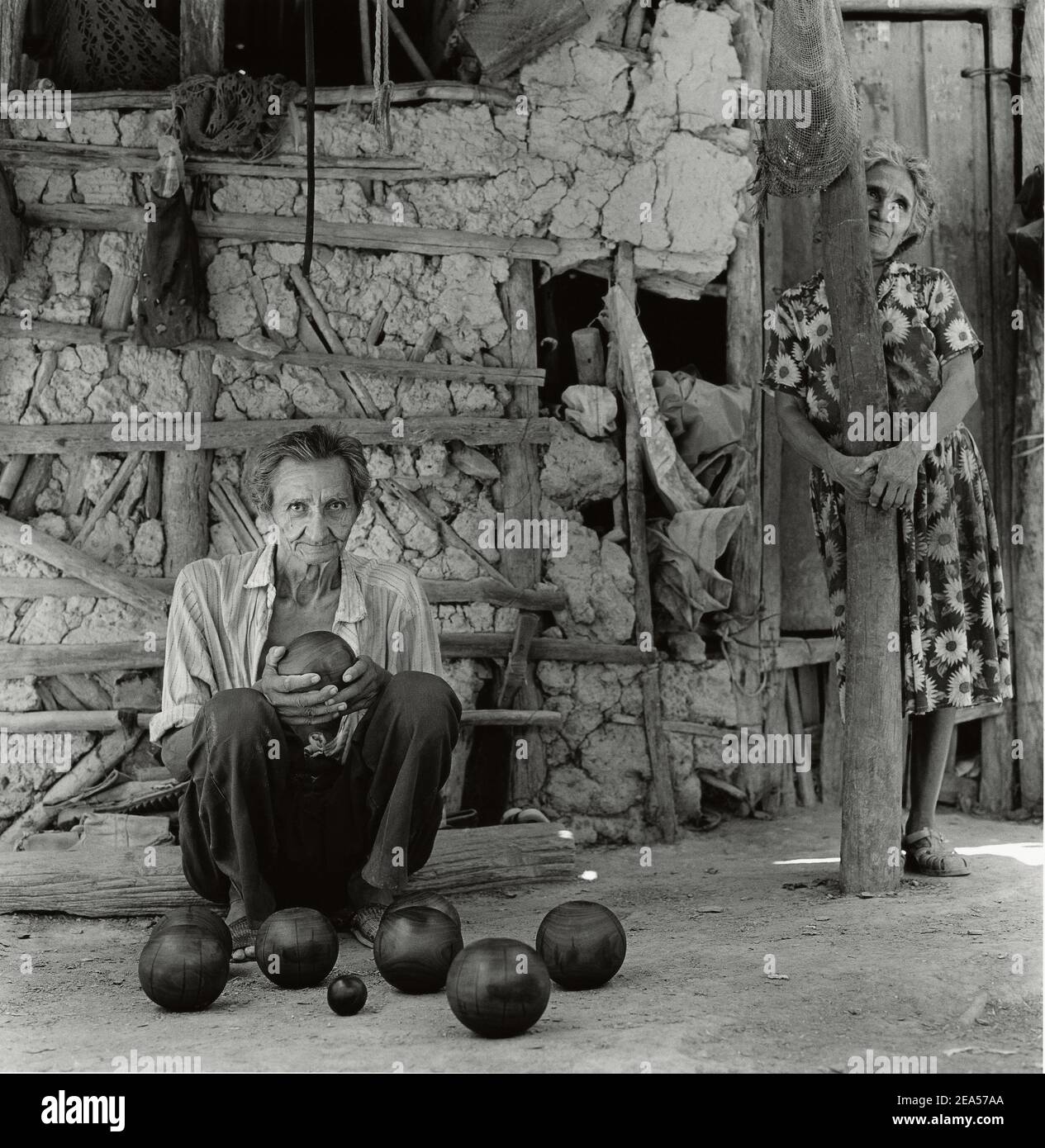 Reifer Mann mit traditionellen Bolas criollas im Staat Lara, Venezuela, Südamerika Stockfoto