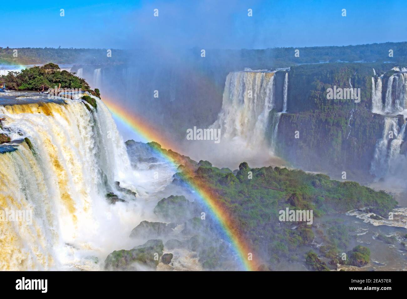 Tauchende Wasser unter den Nebel bei Iguazu Falls in Brasilien Stockfoto
