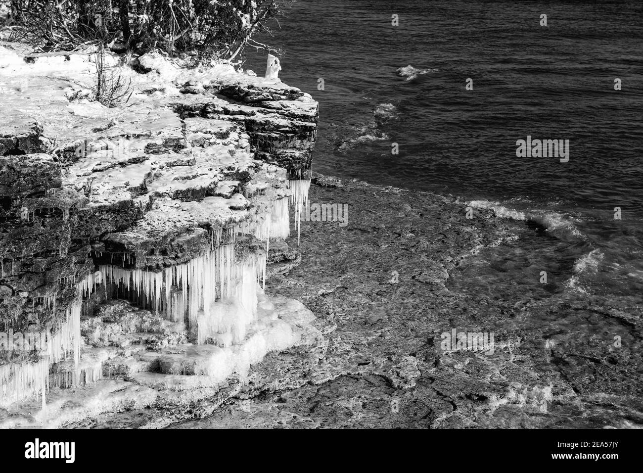 Cave Point befindet sich in Door County Wisconsin mit Eis während Winter Stockfoto