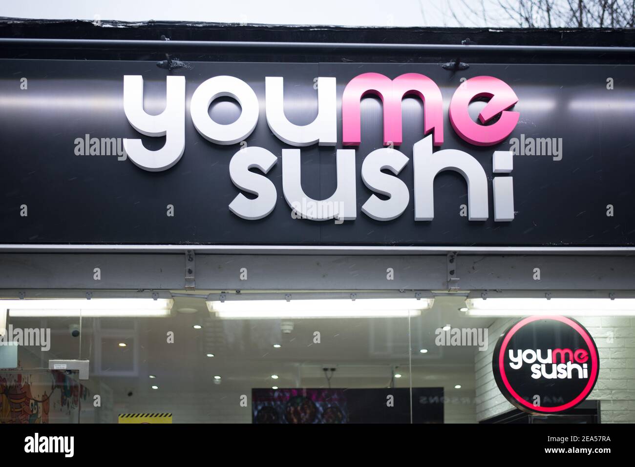 Logo Shop Geschäft Schild Marke Front Takeaway Sushi Restaurant You Me Sushi, 31 Turnham Green Terrace, Chiswick, London W4 1RG Stockfoto