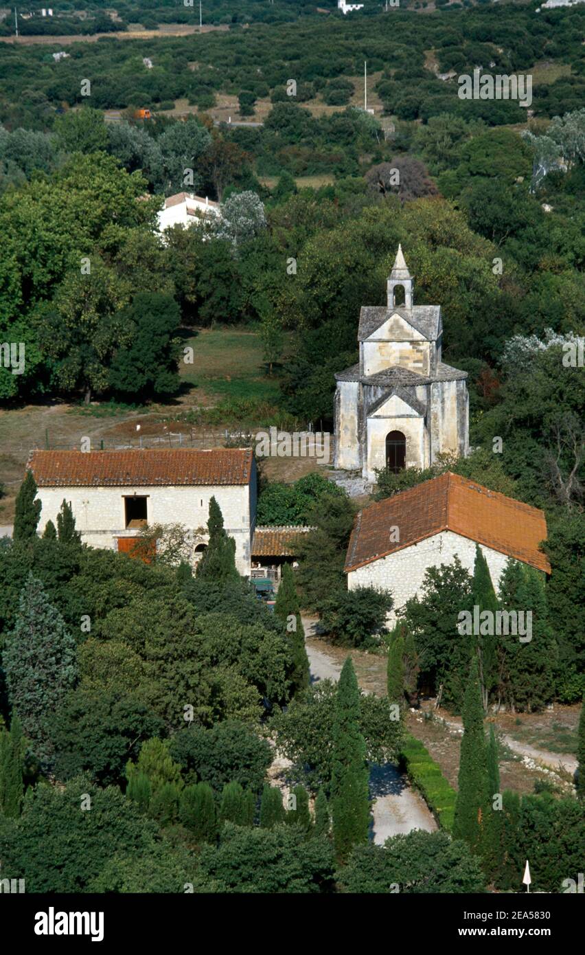 Abbaye de Montmajour Provence Frankreich Blick von Abbaye nach Chapelle Ste-Croix erbaut als griechisches Kreuz 12th Jahrhundert Grabkapelle Wurde gebaut, um ein ZU enthalten Stockfoto