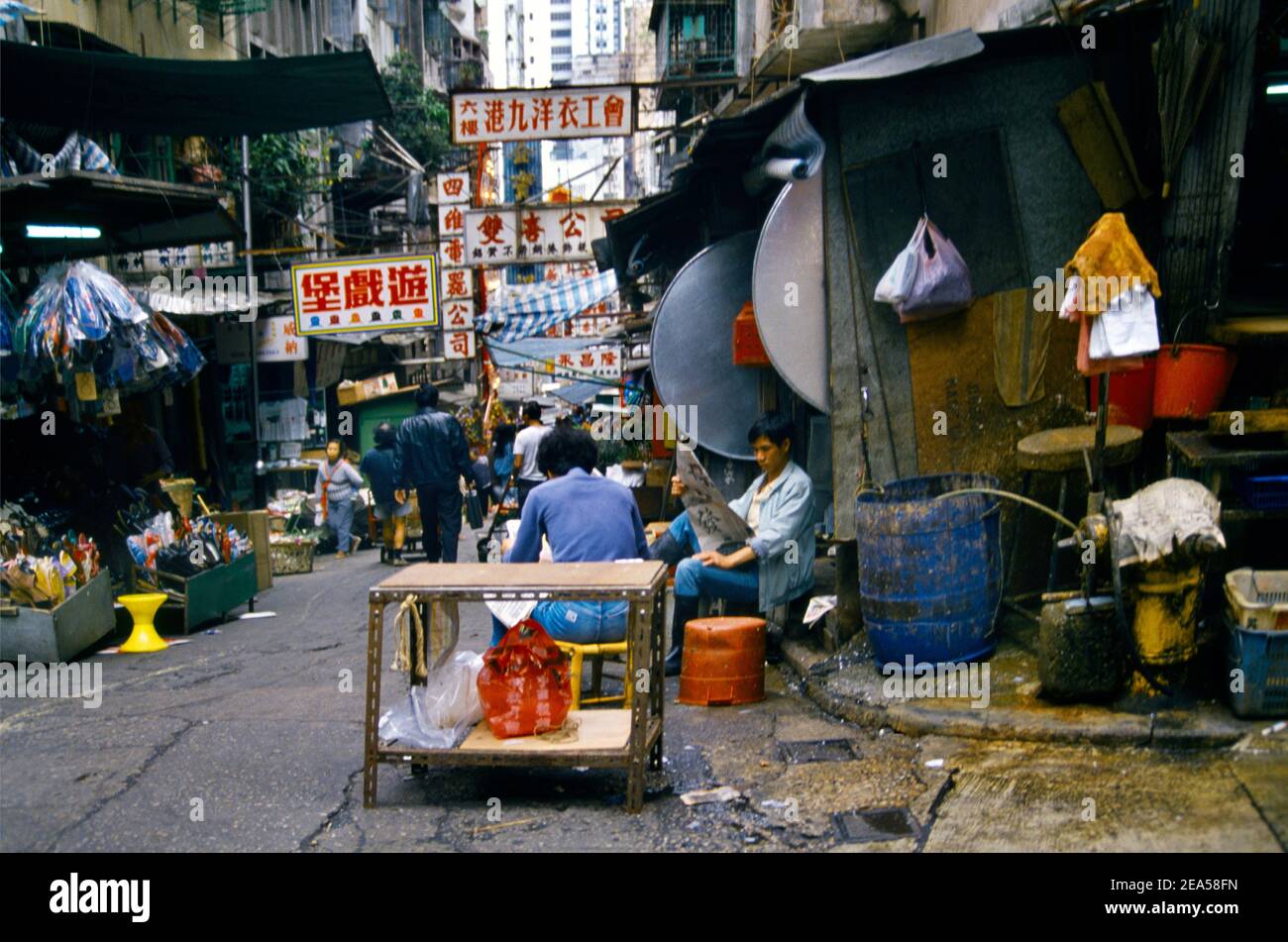 Cheung Chow Hong Kong Männer Lesen Zeitungen in der Straße Stockfoto